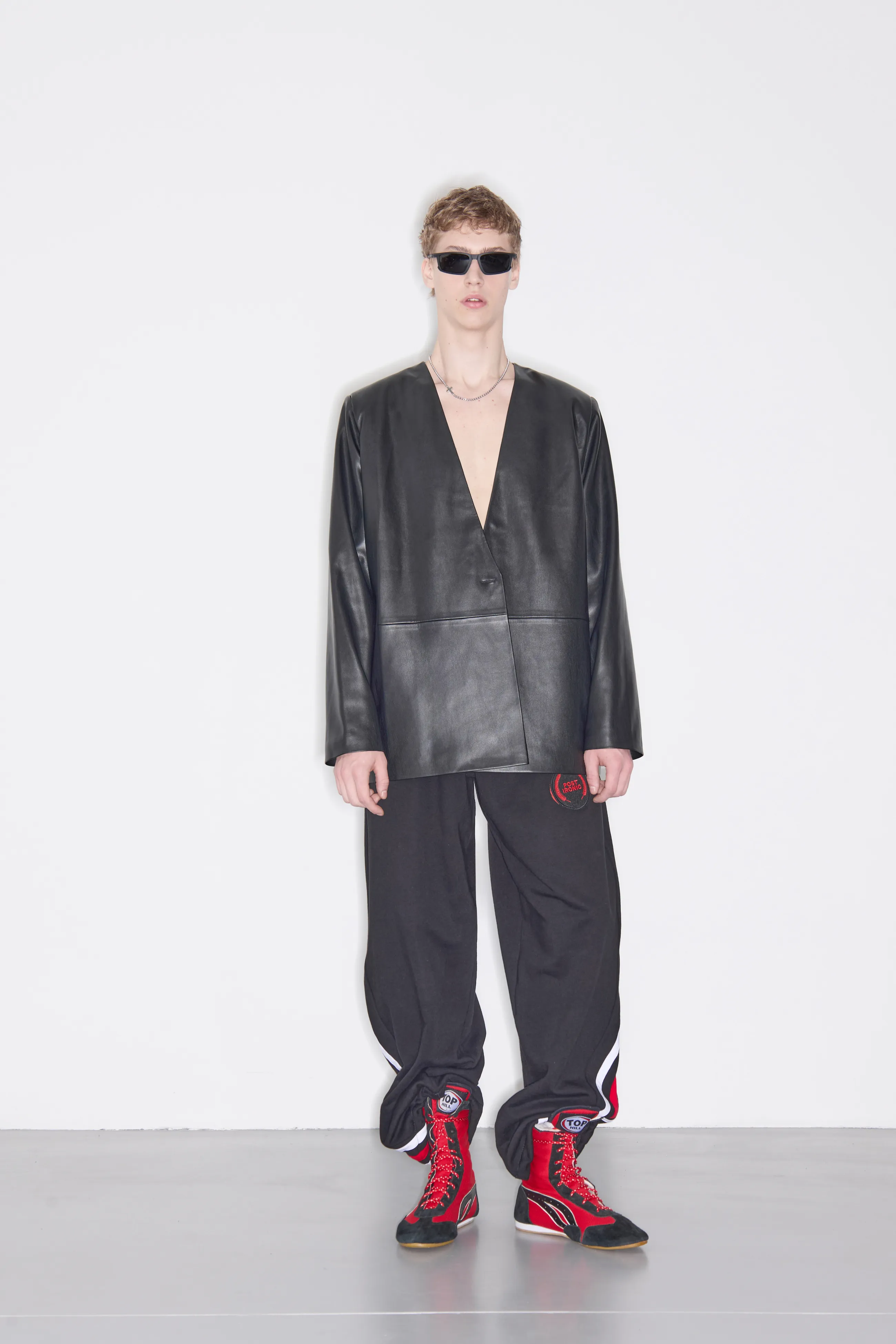 Штаны с красными лампасами 