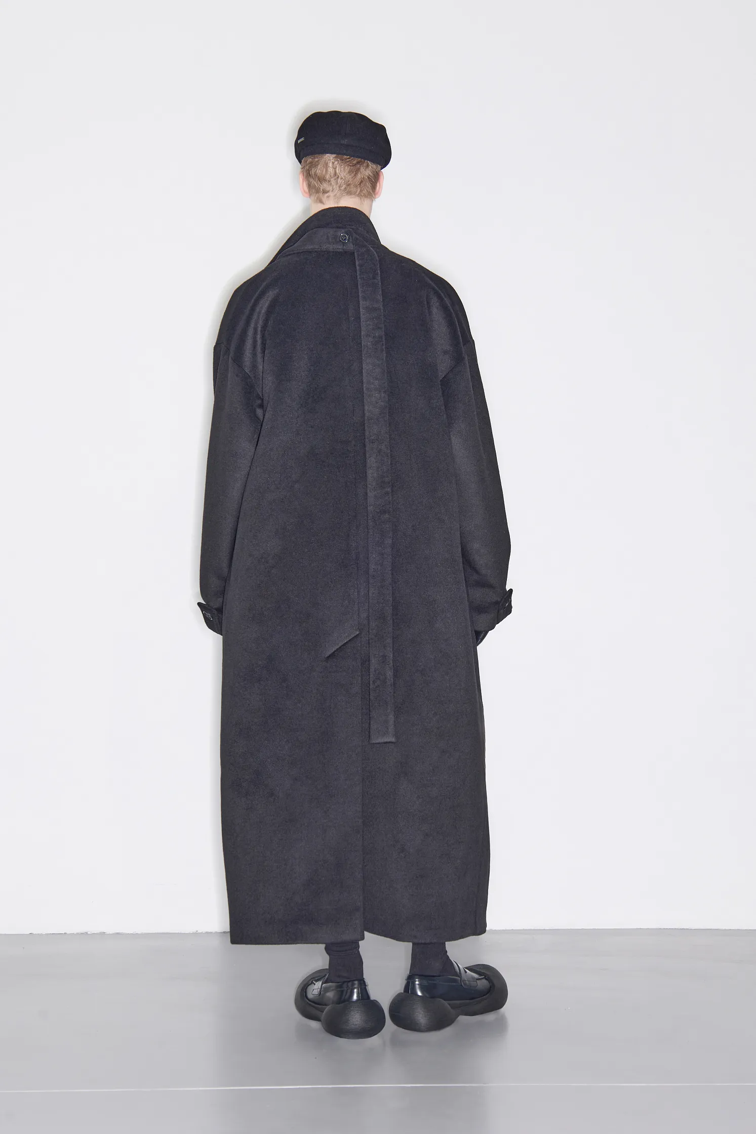 Пальто со спущенными плечами 