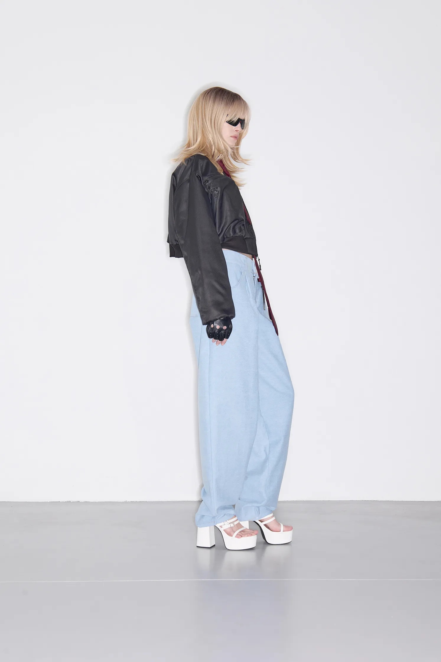 Кроп бомбер с выгнутыми карманами 