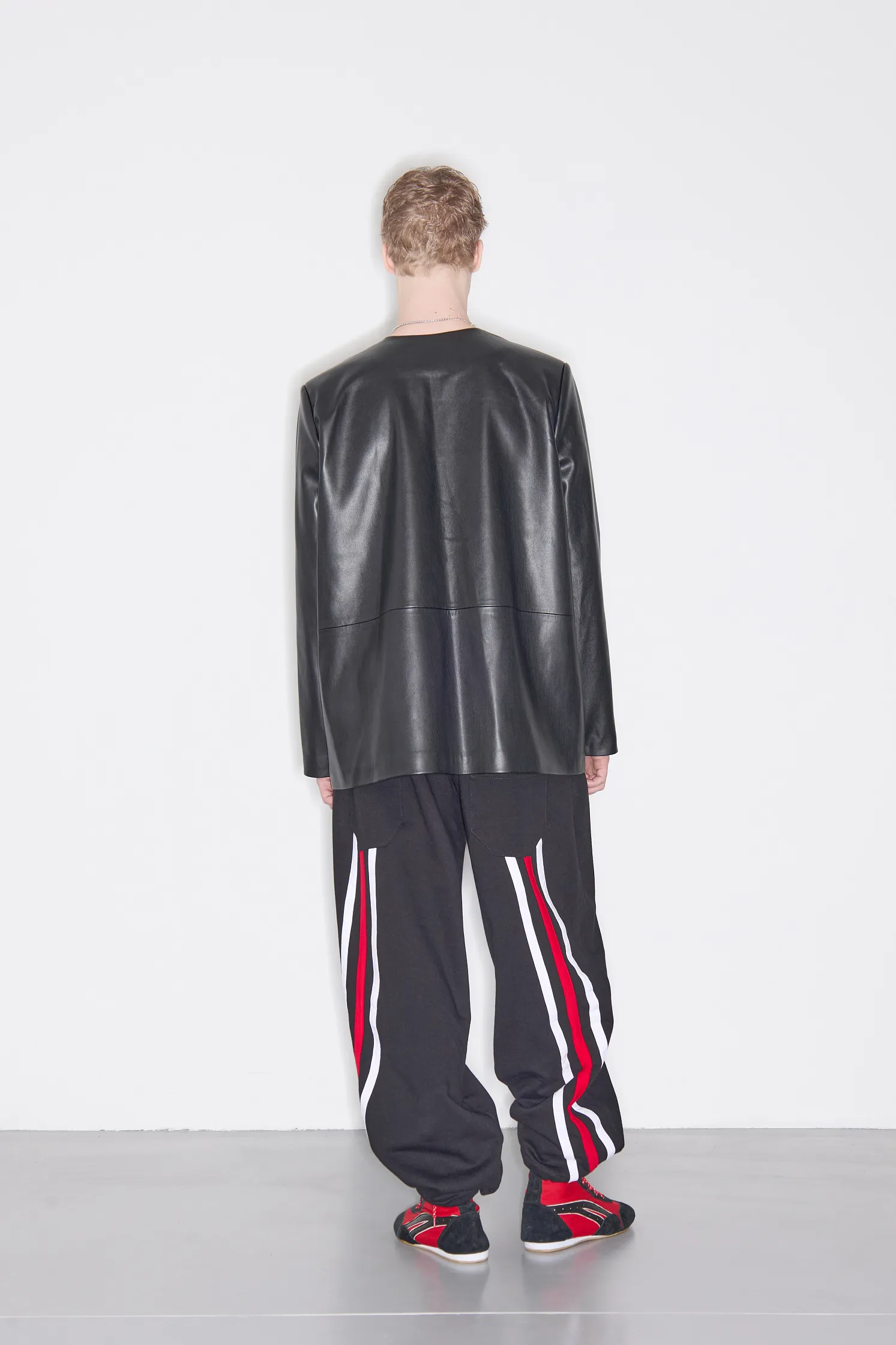 Штаны с красными лампасами 