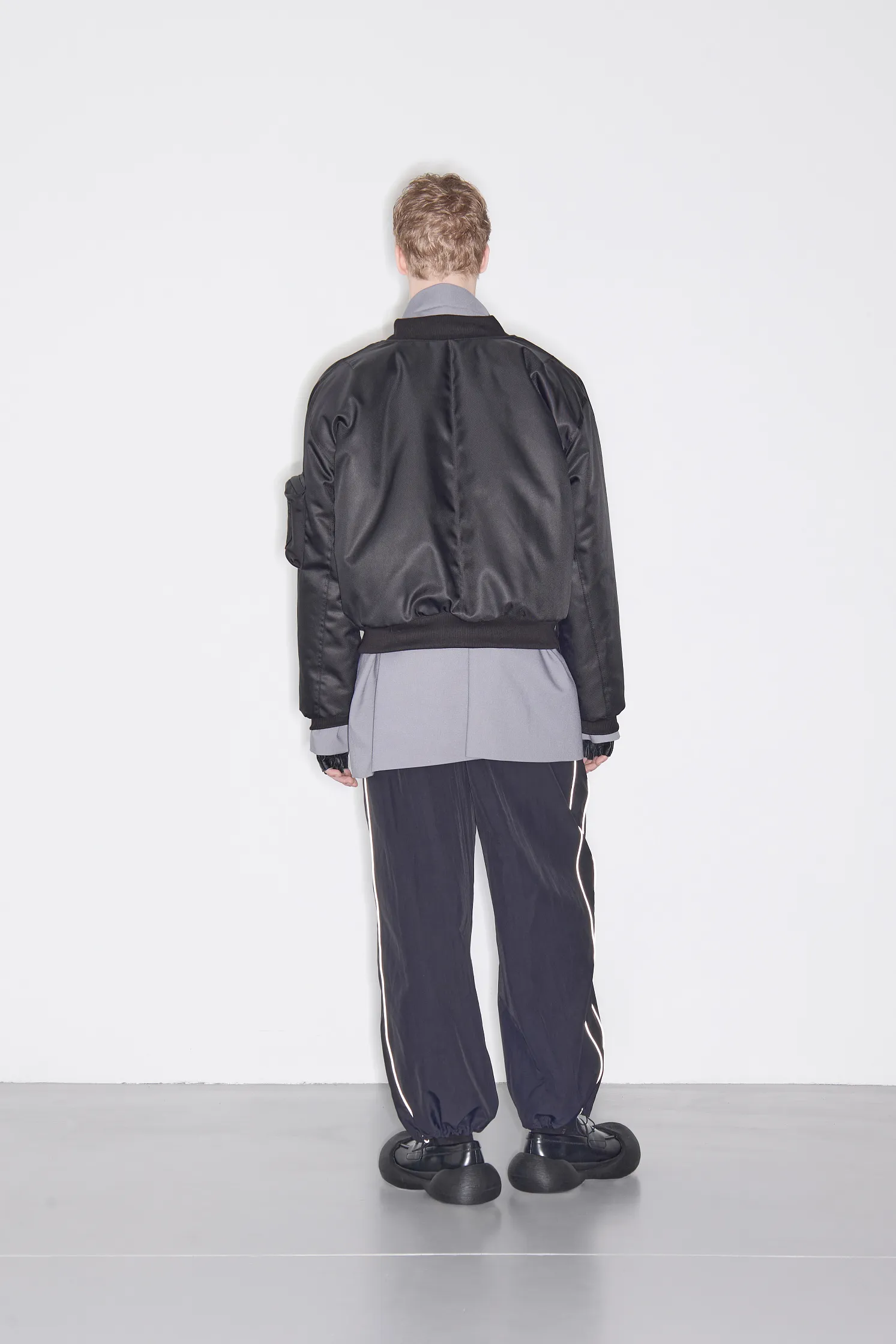 Бомбер с выгнутыми карманами 