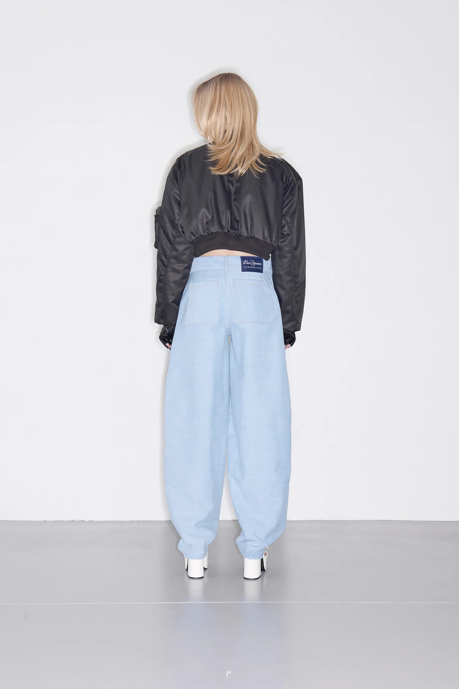 Кроп бомбер с выгнутыми карманами 