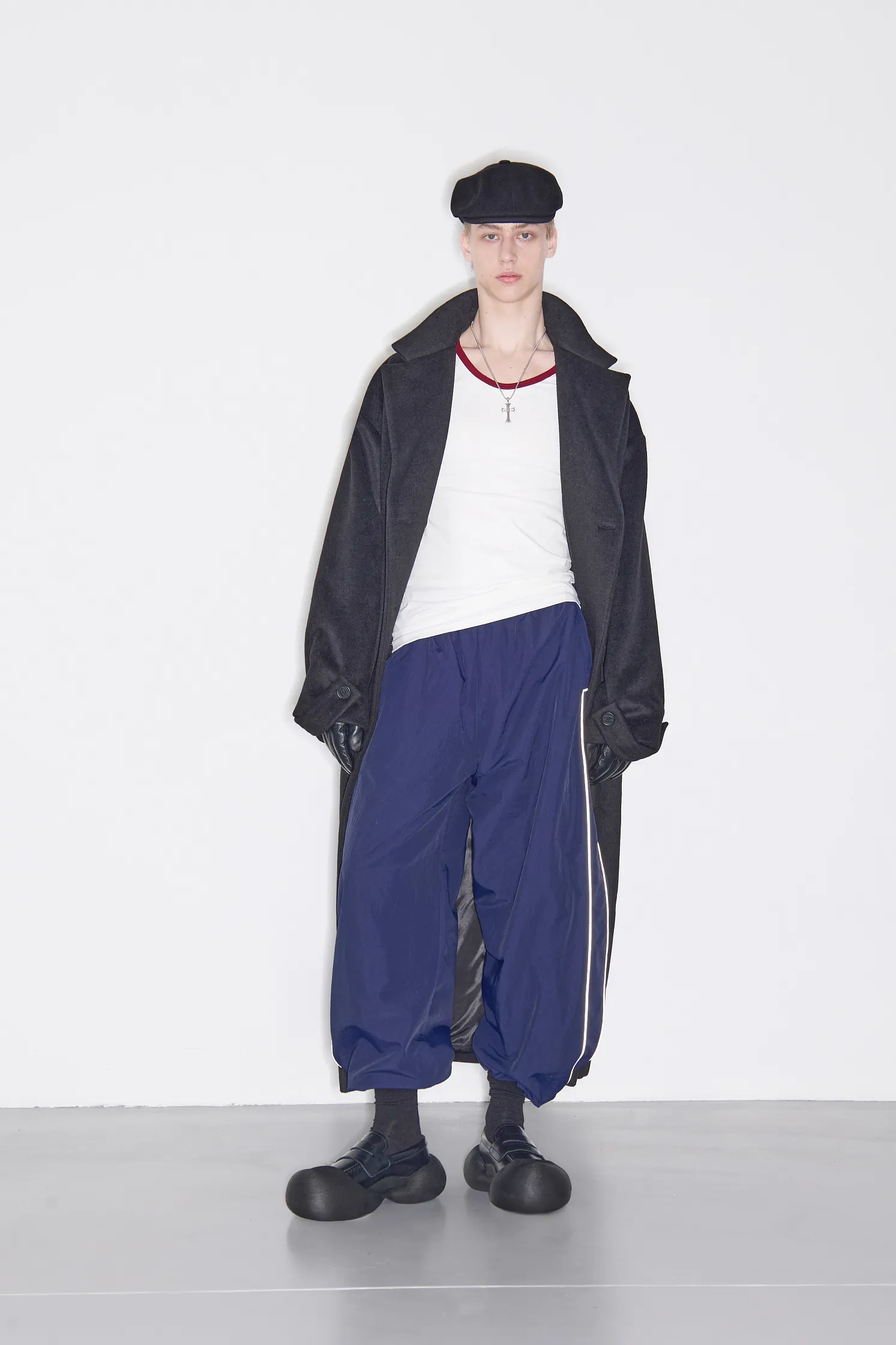 Пальто со спущенными плечами 