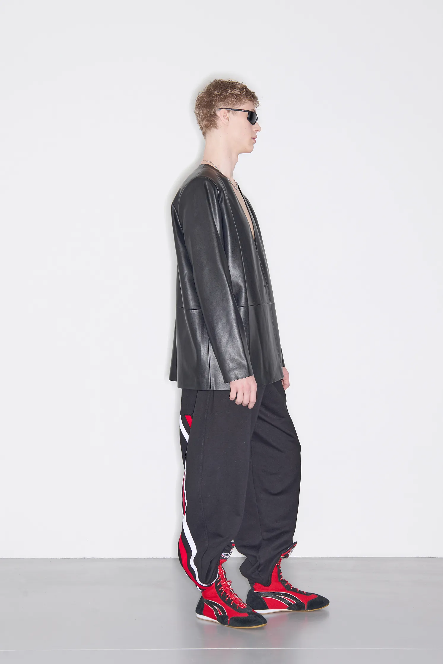 Штаны с красными лампасами 